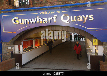 Entrée du Tunnel GUNWHARF QUAYS Portsmouth Hampshire Angleterre Banque D'Images