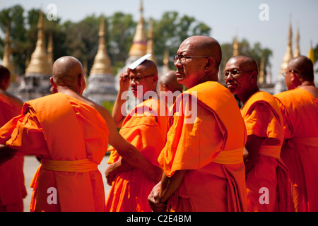 Thai man être moine 'Khon Sook', c'est un rite de passage pour tous les Thai man, Wat Chedi Sao, Lampang, Thaïlande Banque D'Images