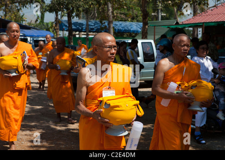 Thai man être moine 'Khon Sook', c'est un rite de passage pour tous les Thai man, Wat Chedi Sao, Lampang, Thaïlande Banque D'Images