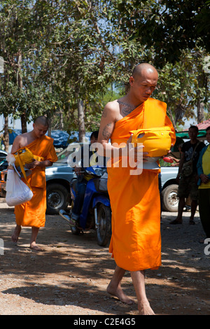 Thai man être moine 'Khon Sook', c'est un rite de passage pour tous les Thai man, Wat Chedi Sao, Lampang, Thaïlande Banque D'Images