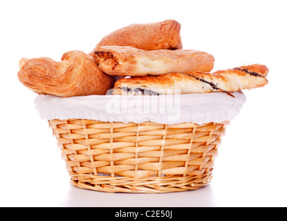 Panier rempli de petits pains isolé sur fond blanc Banque D'Images