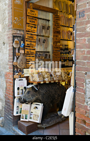 Sanglier en peluche à l'écran dans une boutique italienne Banque D'Images