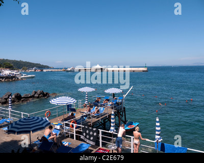 Terrasse donnant sur le port de ferry de Sorrente dans la baie de Naples Italie Banque D'Images