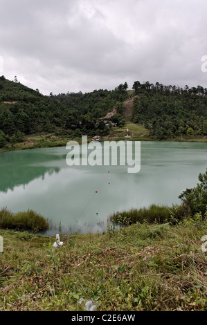 Lago internacional (International Lake) avec une corde divisant le Mexique et le Guatemala Banque D'Images