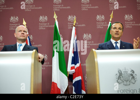 Secrétaire des affaires étrangères traite de la Libye et les questions relatives au Moyen-Orient avec le Ministre italien des Affaires étrangères Banque D'Images