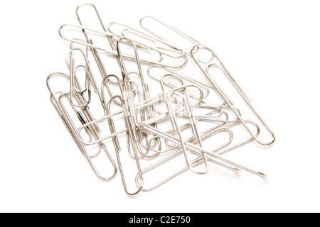 Pile désordonnée de trombones sur un fond blanc Banque D'Images