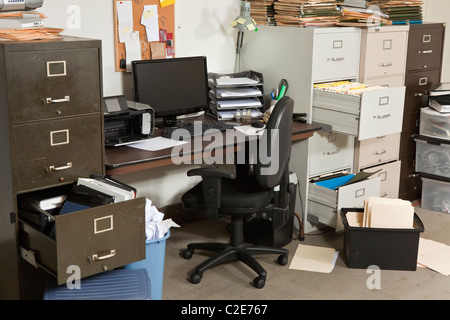 Bureau très malpropre avec piles de dossiers. Banque D'Images