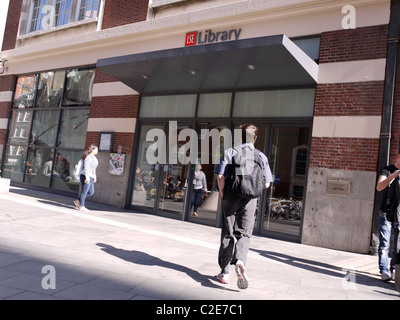 Les piétons entrent dans la bibliothèque LSE, Londres – un centre de connaissances au cœur de la London School of Economics, Londres, Royaume-Uni Banque D'Images