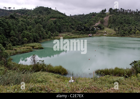 Lago internacional (International Lake) avec une corde divisant le Mexique et le Guatemala Banque D'Images