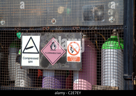 Bouteille de gaz comprimé en bouteilles dans un conteneur England UK Banque D'Images