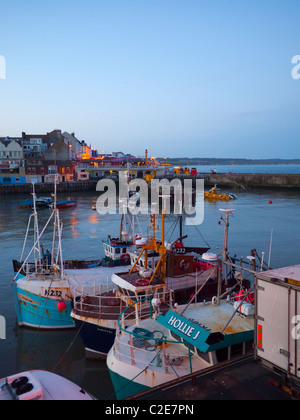 Les bateaux de pêche de Shell à Bridlington Harbour dans la lumière du soir Banque D'Images