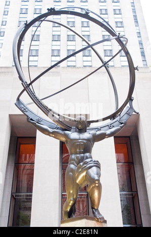 Sculpture Metal Atlas au Rockefeller Center à Manhattan, New York, États-Unis. Statue emblématique en bronze tenant la voûte céleste. Banque D'Images