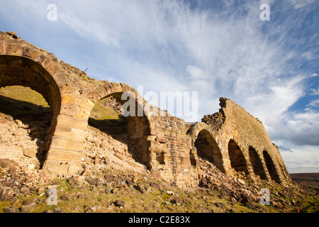 Pierre du sud, fours fours anciens utilisés pour l'extraction de l'ironstone calcine à Rosedale dans le North York Moors, UK. Banque D'Images