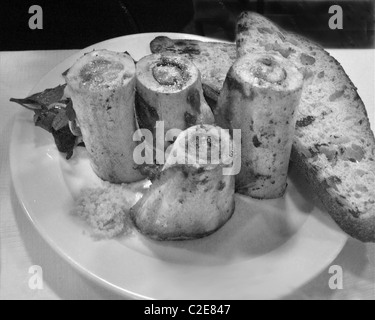 L'alimentation de la moelle osseuse à St John restaurant à Londres en Angleterre Banque D'Images