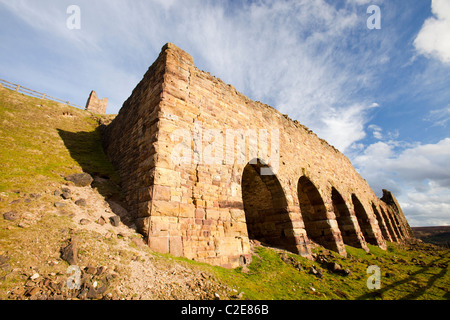 Pierre du sud, fours fours anciens utilisés pour l'extraction de l'ironstone calcine à Rosedale dans le North York Moors, UK. Banque D'Images