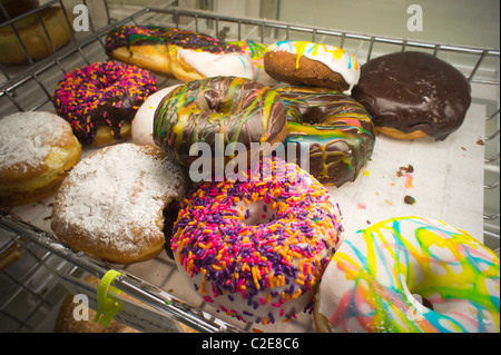 Assortiment de beignets sont vus dans un supermarché boulangerie à New York le jeudi, 7 avril 2011. (© Richard B. Levine) Banque D'Images