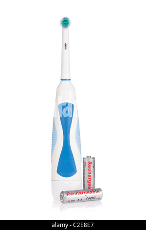 Brosse à dents électrique avec batteries rechargeables isolé sur fond blanc Banque D'Images