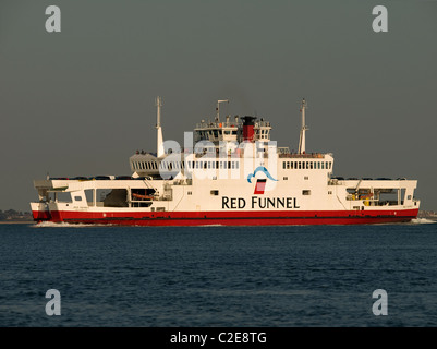 L'île de Wight Red Funnel ferry Red Osprey passant Calshot spit sur le chemin à Southampton Hampshire England UK Banque D'Images