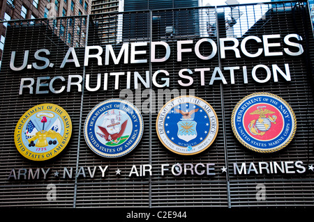 Poste de recrutement des forces armées américaines à Times Square, Manhattan, New York, États-Unis. Avec les Seals de l'armée de terre, de la marine, de l'armée de l'air et du corps des Marines. Banque D'Images