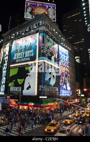 Scène de nuit les taxis jaunes et West 47th Street et 7th Avenue avec Sbarro pizzeria et Times Square, fantôme Banque D'Images