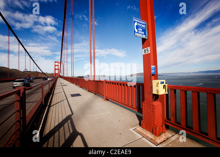 Téléphone d'urgence suicide sur le san francisco golden gate bridge Banque D'Images