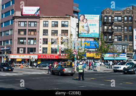 Policier debout sur croix de la rue Canal et pont de Manhattan, avec l'écriture chinoise signes, Boutiques dans l'arrière-plan, Chinatown Banque D'Images