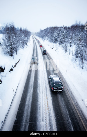 Une route en hiver lors d'une tempête de neige Banque D'Images