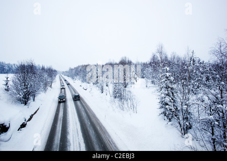 Une route en hiver lors d'une tempête de neige Banque D'Images