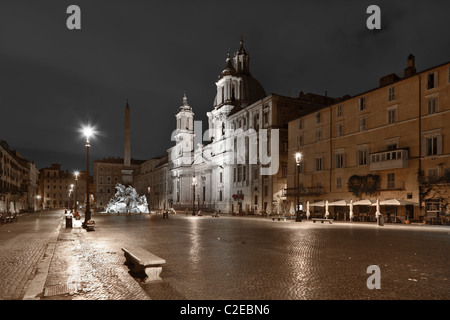 Piazza Navona Vue de nuit. Sant'Agnese in Agone église baroque et la fontaine des Quatre Fleuves, Rome, Italie Banque D'Images