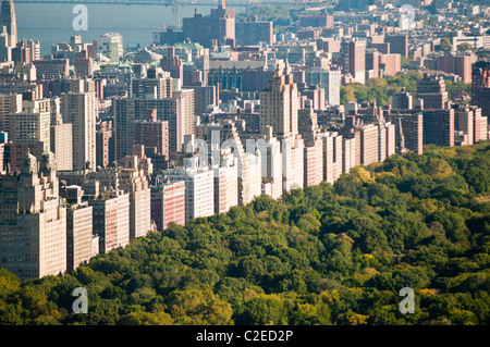 Vue aérienne de Central Park et de la rangée de bâtiments de l'Upper West Side, Manhattan, New York City, USA, NEW YORK, NY Banque D'Images