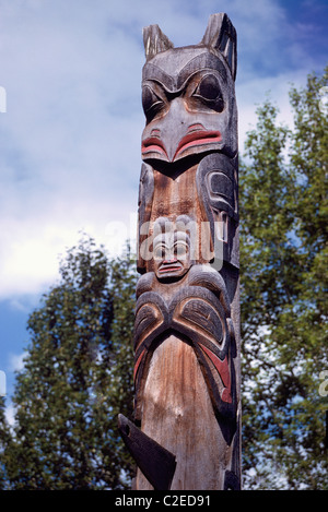 Gitksan (Gitxsan) Totem à Ksan Historical Village and Museum, Hazelton, dans le Nord de la Colombie-Britannique, British Columbia, Canada Banque D'Images