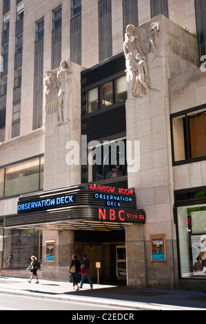 Entrée de NBC Studios, Top of the Rock Observation Deck et Rainbow Room restaurant historique, Rockefeller Center, Manhattan Banque D'Images