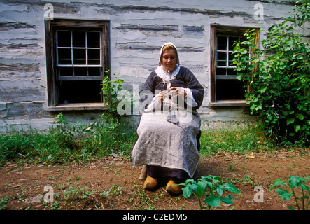 1, l'un Canadien, femme, femme canadienne portant des costumes d'époque, le Village Historique Acadien, près de ville de Caraquet, Nouveau-Brunswick, Canada Province Banque D'Images