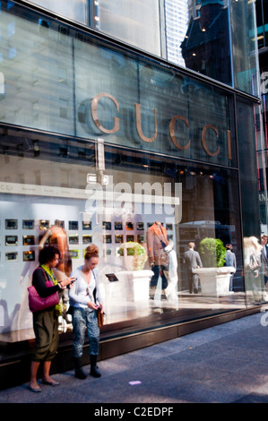 La mode de luxe Gucci designer boutique de la Cinquième Avenue, Manhattan, New York City, USA, magasin, mode Banque D'Images