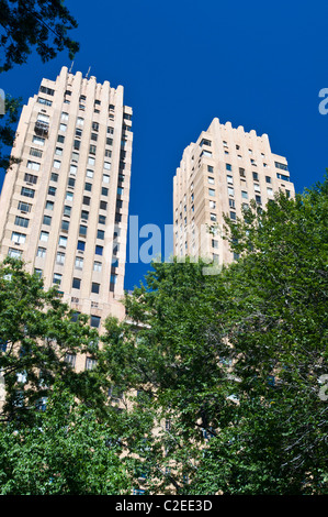 Deux tours de la maison d'appartements de 29 étages The Majestic au 115 Central Park West, Manhattan, New York City, États-Unis, vues derrière des arbres verts. Banque D'Images