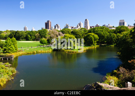 Turtle Pond vu de terrasse Belvédère, fond de ciel bleu, Central Park, Manhattan, New York City, USA Banque D'Images