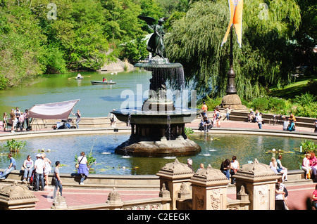 Fontaine de Bethesda ou Angel of the Waters, Central Park, Manhattan, New York City, États-Unis. Les gens se sont rassemblés autour du monument emblématique par une journée ensoleillée. Banque D'Images