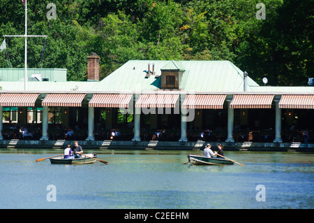 Bateaux et Loeb Boathouse, Central Park, Manhattan, New York City, USA Banque D'Images