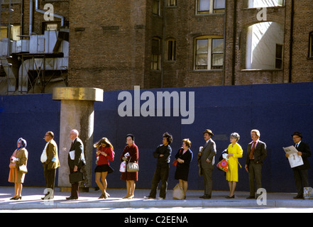 San Francisco, Californie. Ligne de navetteurs attendent en ligne pour le bus sur Market street © Bob Kreisel Banque D'Images