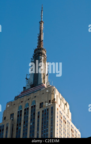 Flèche de l'Empire State Building avec fond de ciel bleu, Manhattan, New York City, USA Banque D'Images