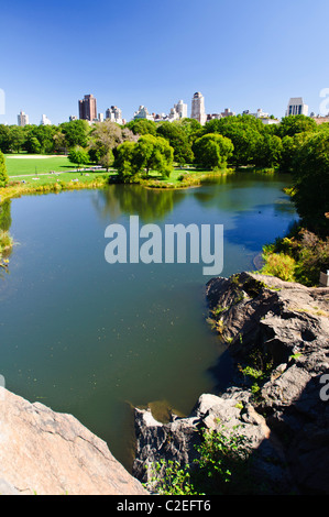 Turtle Pond vu de terrasse Belvédère, fond de ciel bleu, Central Park, Manhattan, New York City, USA, Upper East Side construire Banque D'Images