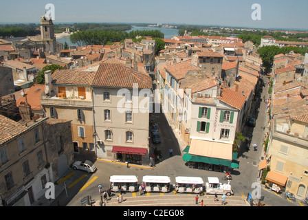 France, Provence. Bouches-du-Rhône : Arles. Vue de l'amphithéâtre romain sur la vieille ville et le Rhône. Banque D'Images