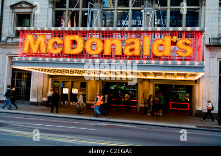 Lumineuses, McDonald's fast food bar, restaurant à la 42e Rue, Theatre District, Manhattan, New York City, USA Banque D'Images