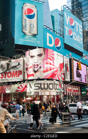 Swatch store Times Square avec de grandes annonces de Pepsi