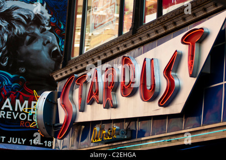 Publicité Neon Stardust Diner à Times Square, Manhattan, New York City, États-Unis. Signalisation emblématique du quartier des théâtres de Broadway et scène de rue de la ville. Banque D'Images