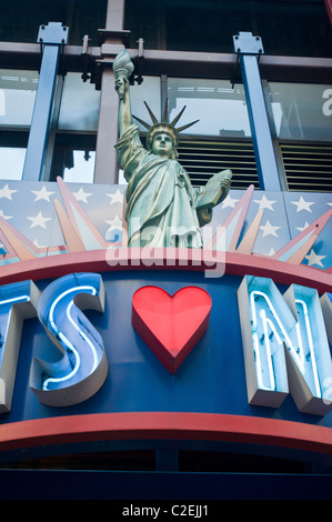Boutique de cadeaux NY sur 42nd Street, Manhattan, New York City, États-Unis, avec une réplique de la Statue de la liberté et l'emblématique enseigne I Love NY. Banque D'Images