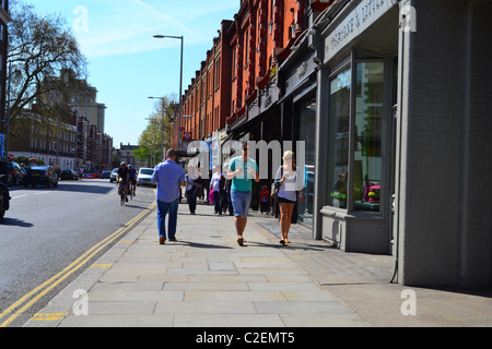 Marcher le long de la King's Road, Chelsea, London, UK et euro TYRES LUCIS Banque D'Images