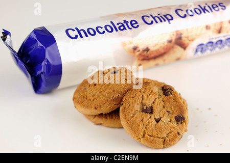 Paquet ouvert et un tas de cookies aux pépites de chocolat Banque D'Images