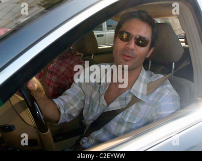 Will & Grace star Eric McCormack sourit à la caméra pendant la conduite par Beverly Hills Los Angeles, Californie - 02.11.07 Banque D'Images