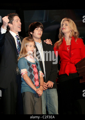 Alexandra Osteen, Joel Osteen, Jonathan Osteen et Victoria Osteen Une soirée avec Joel Osteen au Madison Square Garden New Banque D'Images